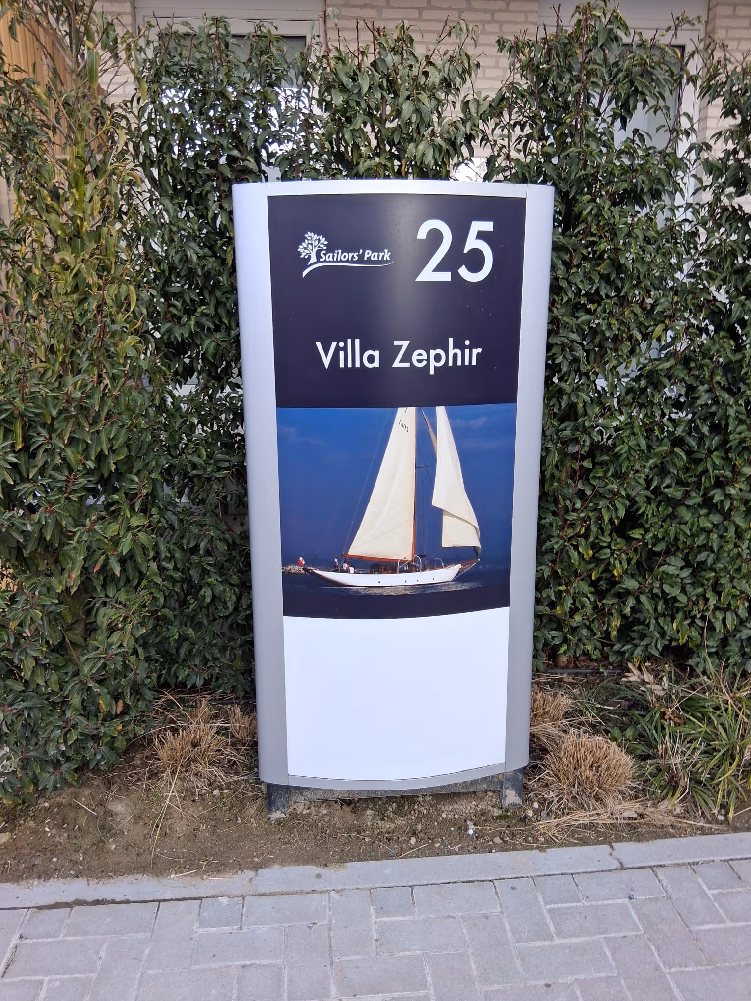 Lichtrijke leefruimte van het appartement