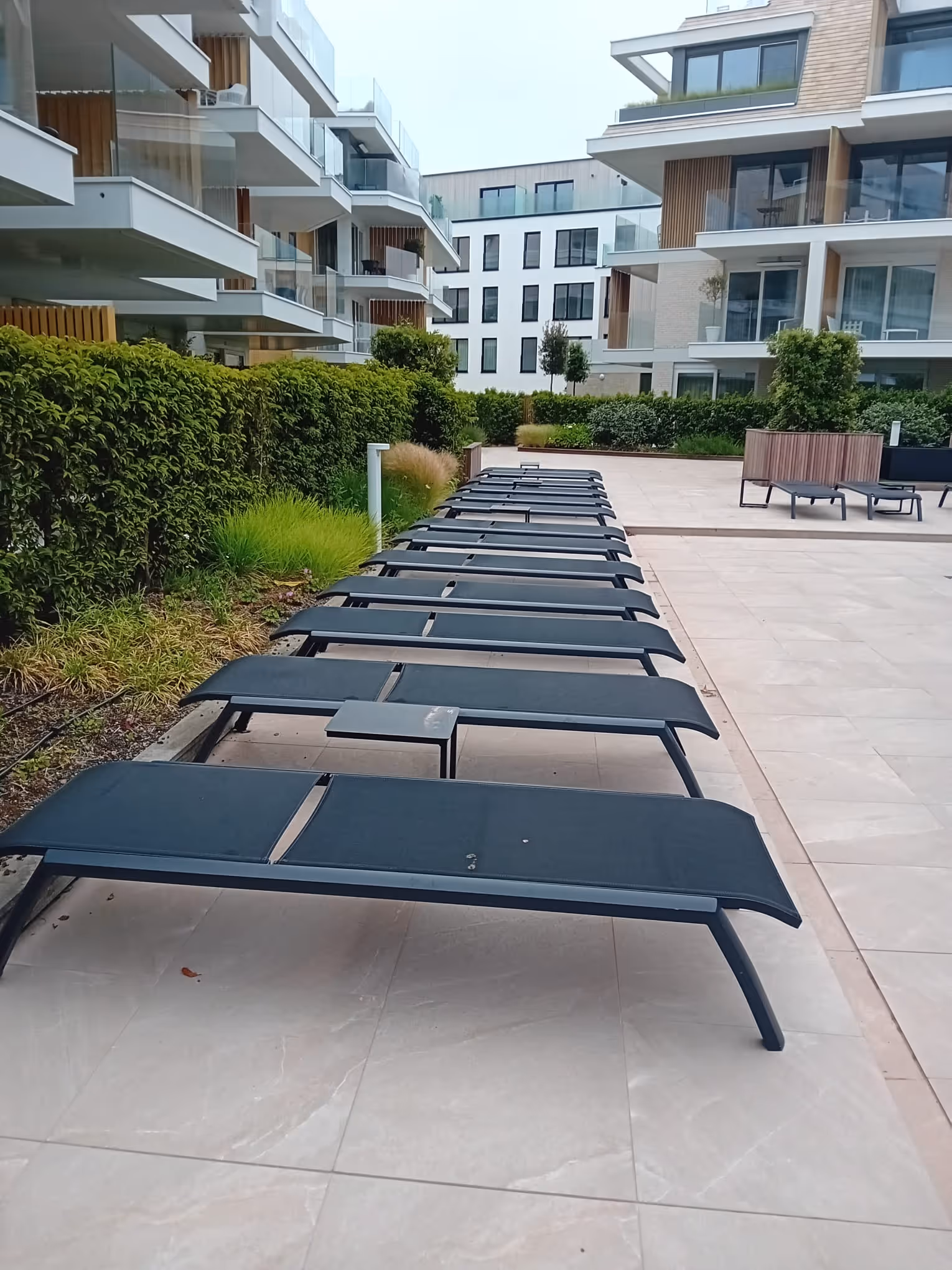Ligstoelen aan het verwarmde zwembad