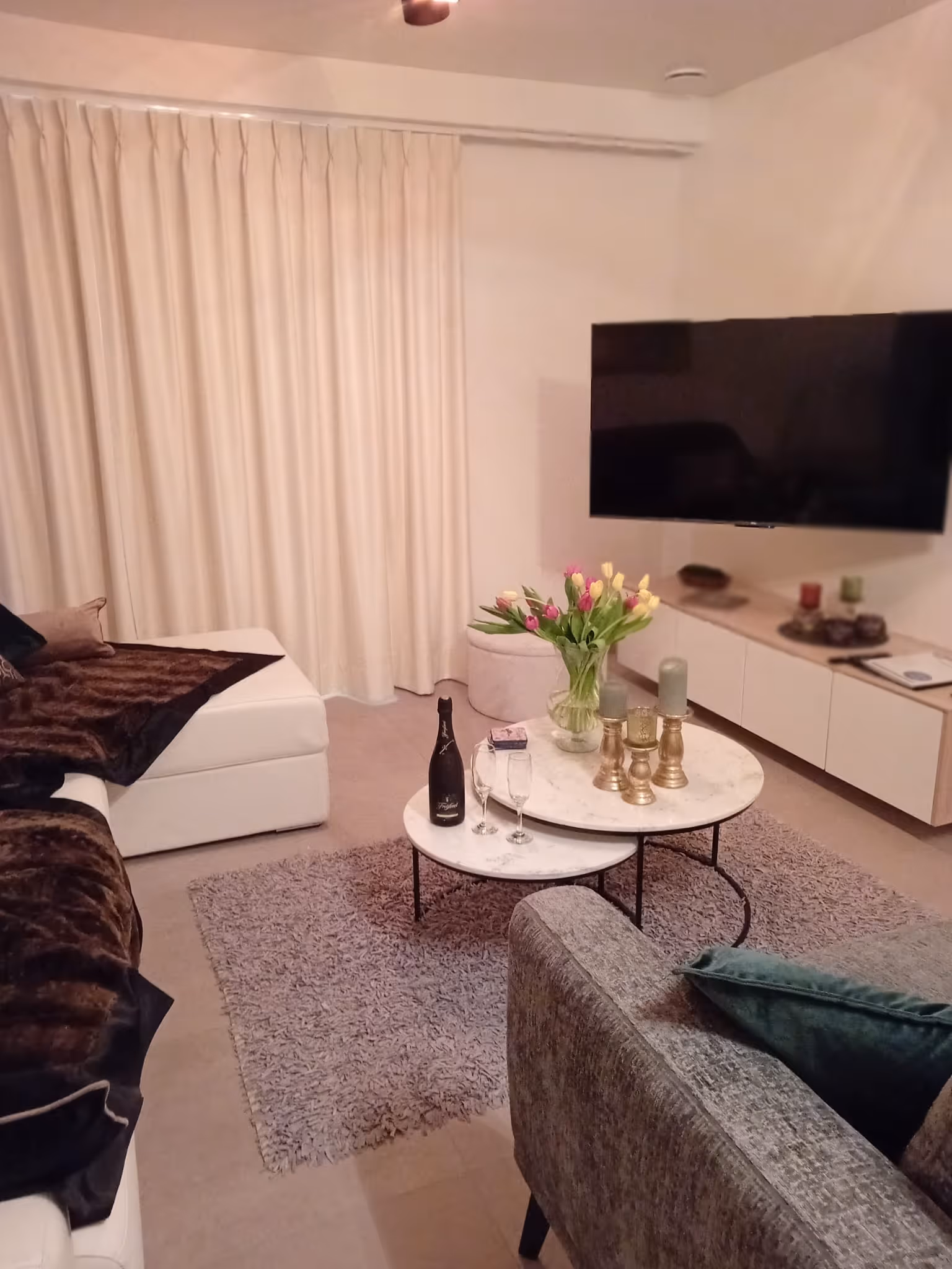 Ruime woonkamer met zithoek