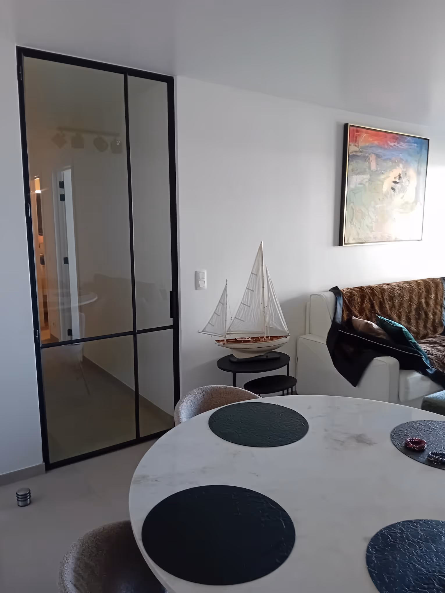 Ruime woonkamer met zithoek