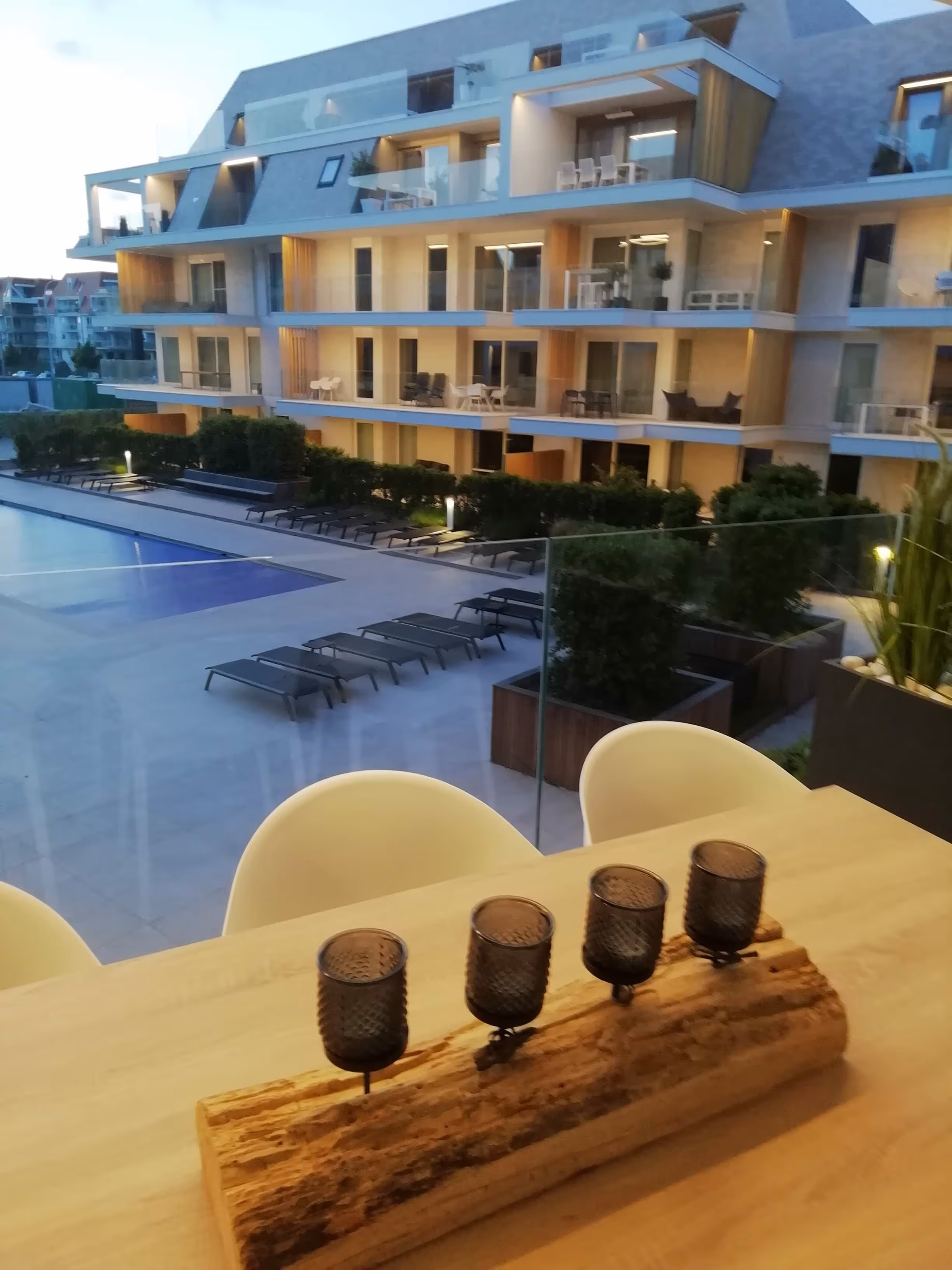 Zicht op de jachthaven vanuit het appartement